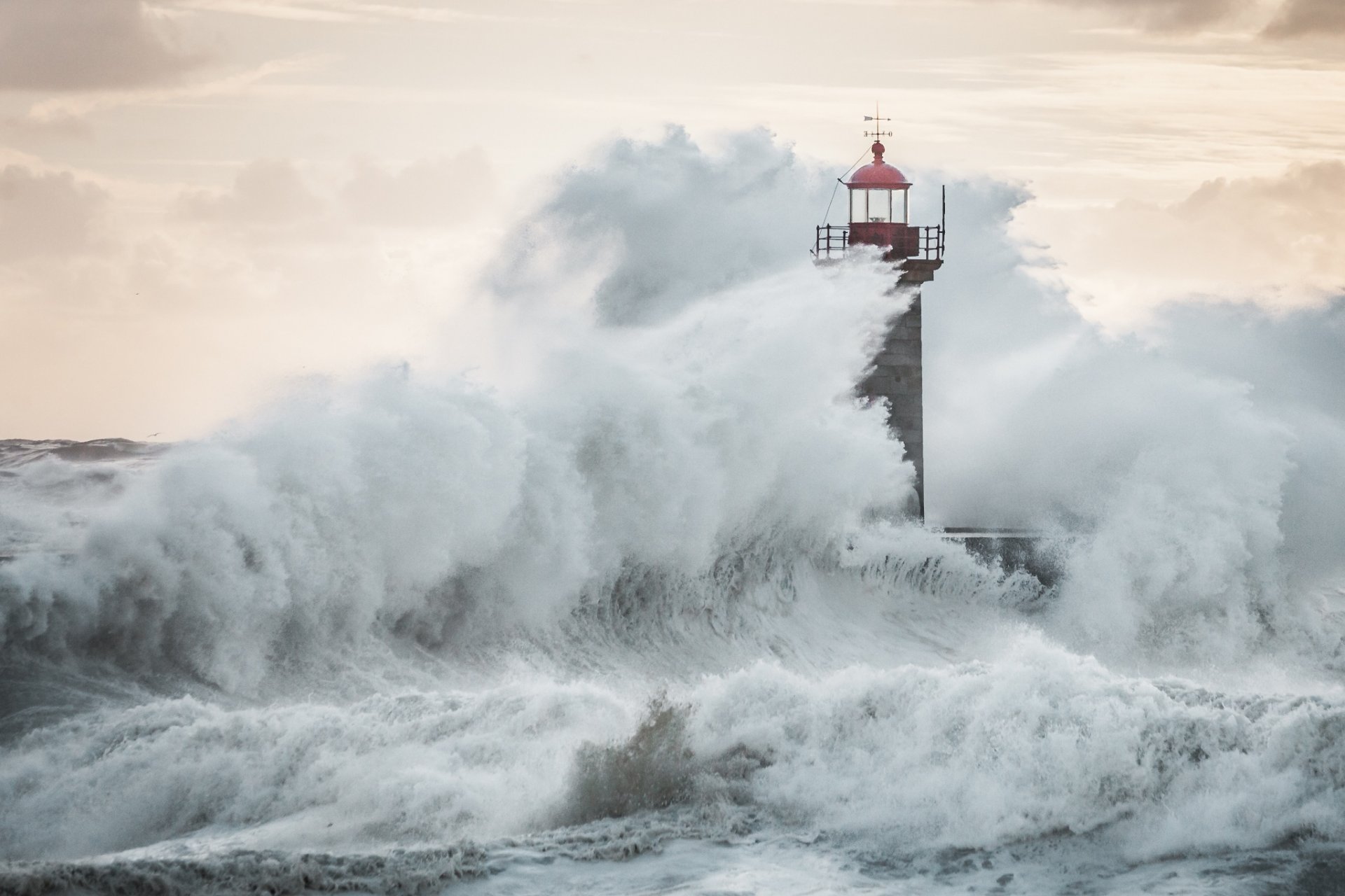 lighthouse waves spray storm