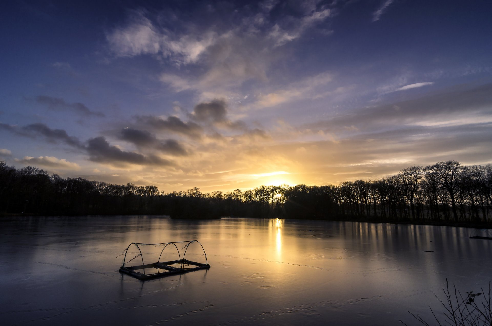 großbritannien england yorkshire leeds fluss ufer wald bäume abend sonnenuntergang himmel wolken