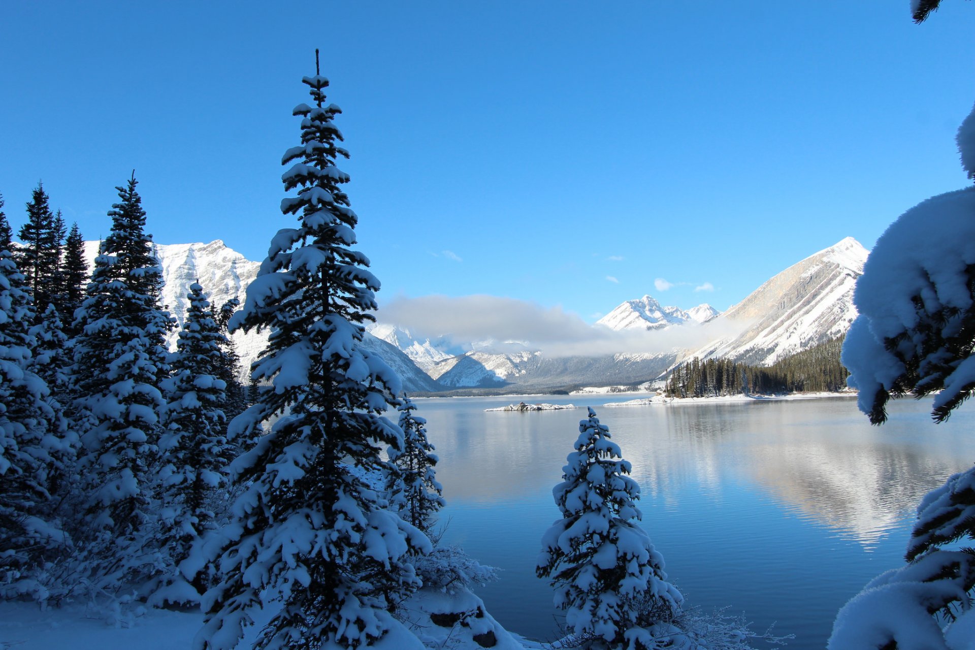 hiver ciel montagnes lac arbres neige