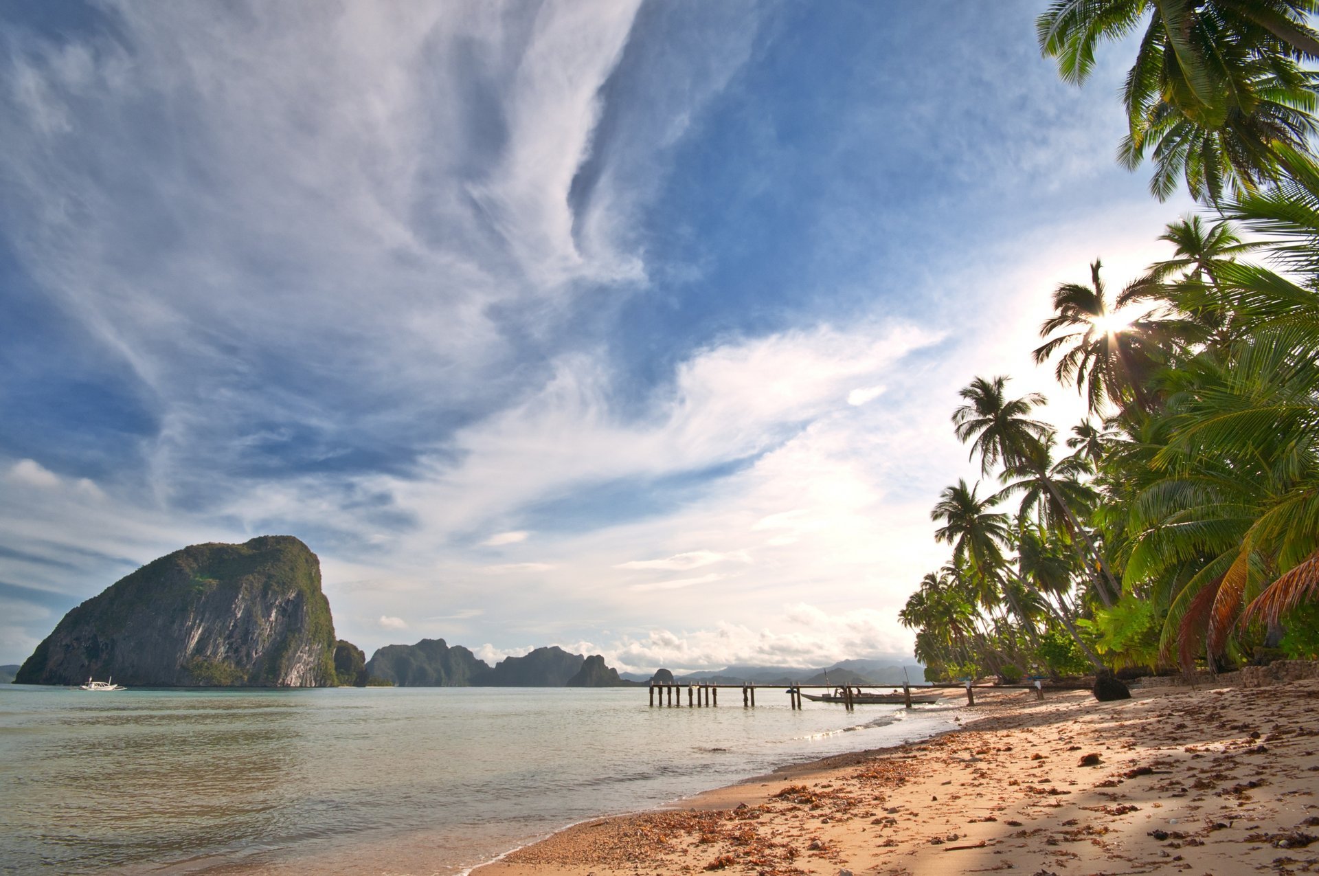 tropical beach palmy ocean morze wyspa piasek brzeg niebo chmury natura krajobraz tropikalna plaża