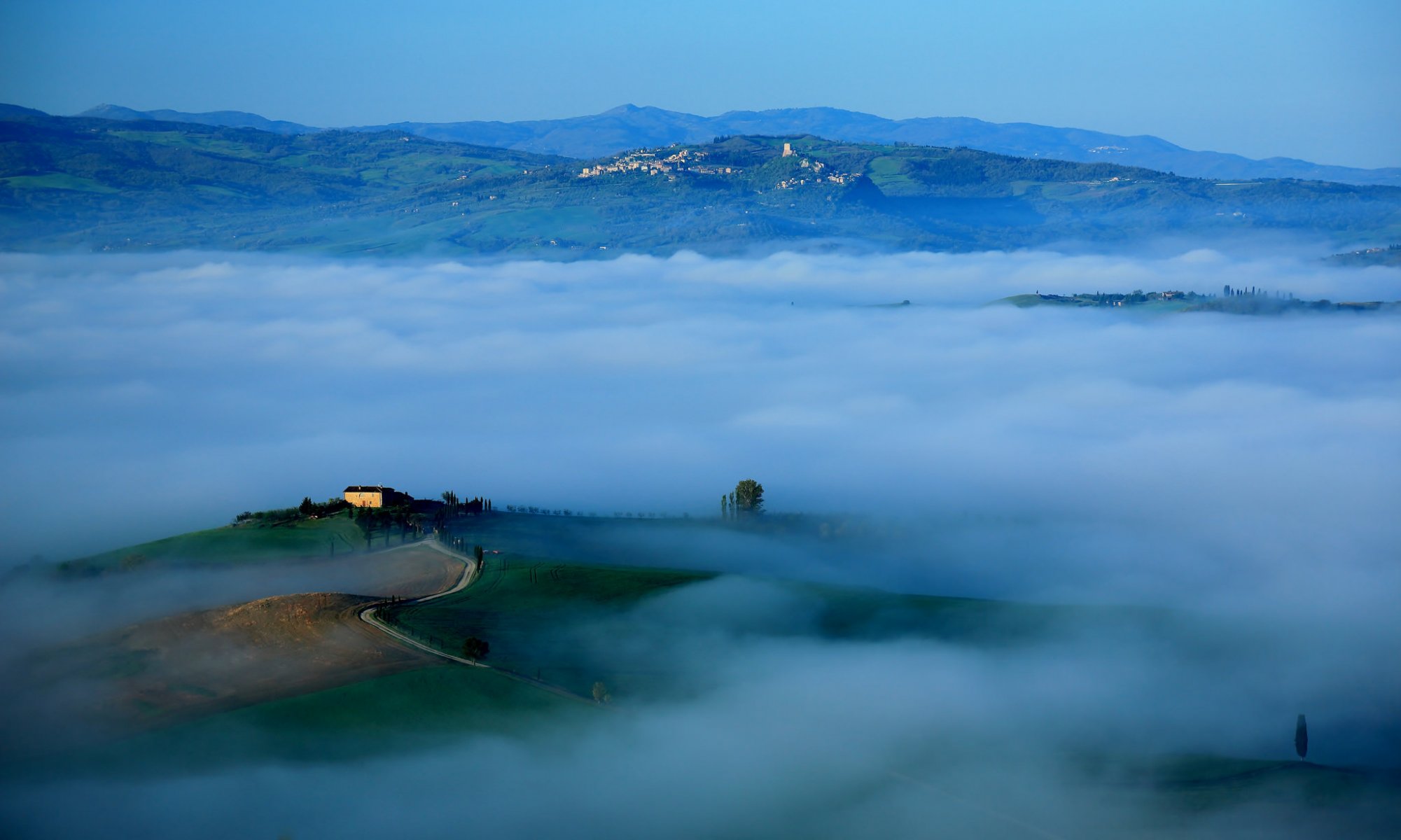 italie toscane ciel matin montagnes collines brouillard