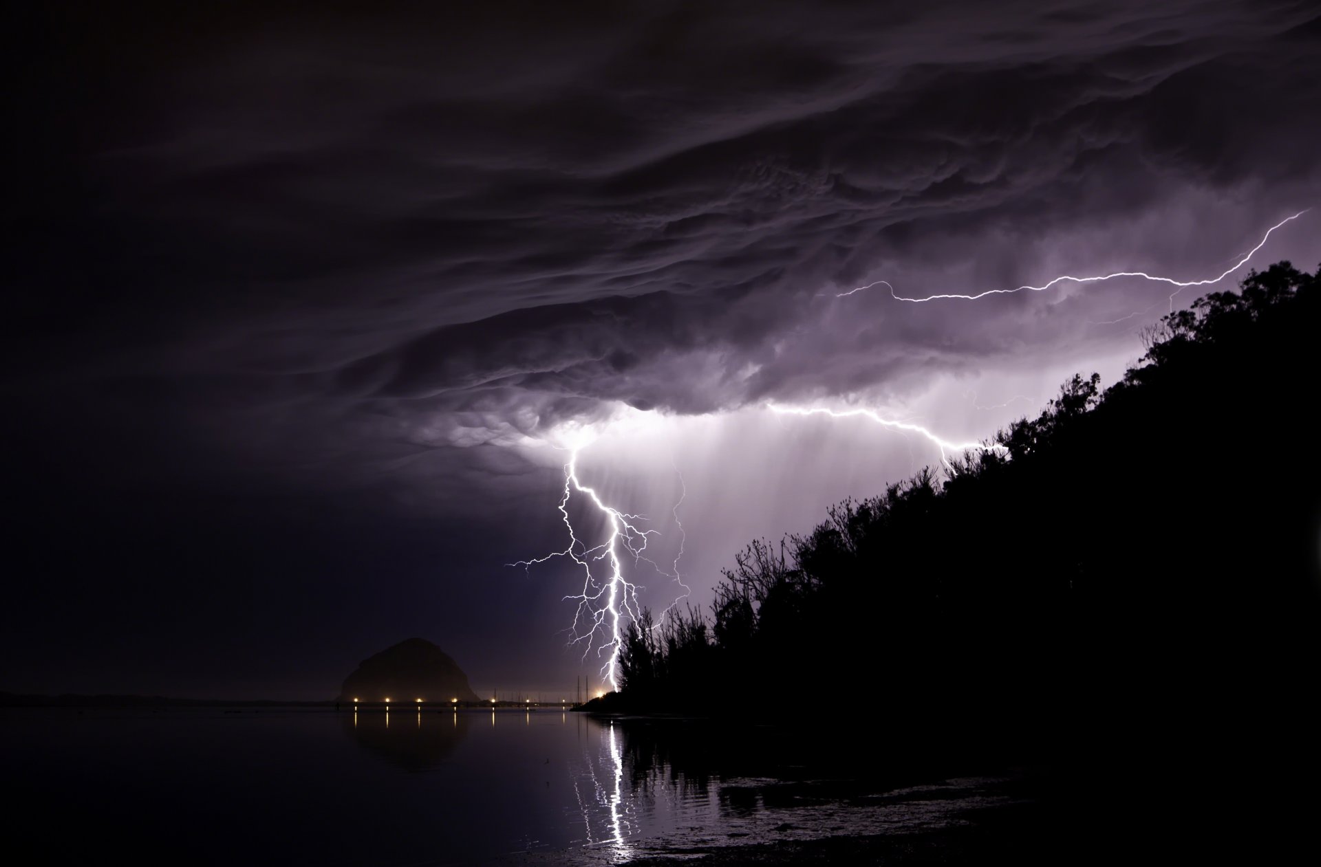 nature soir nuageux plage montagnes cyclone dangereux fond sombre foudre orage