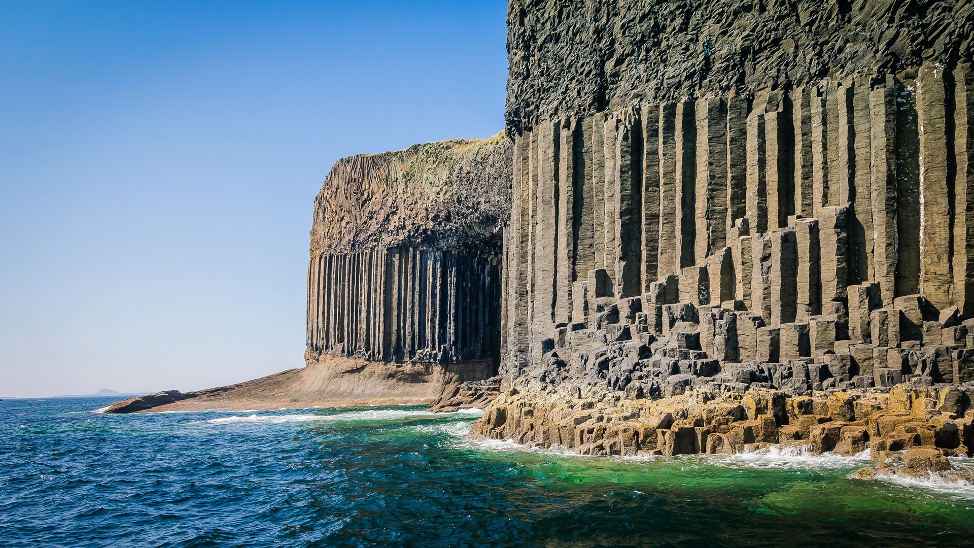 cotland staffa sky island rock pillar