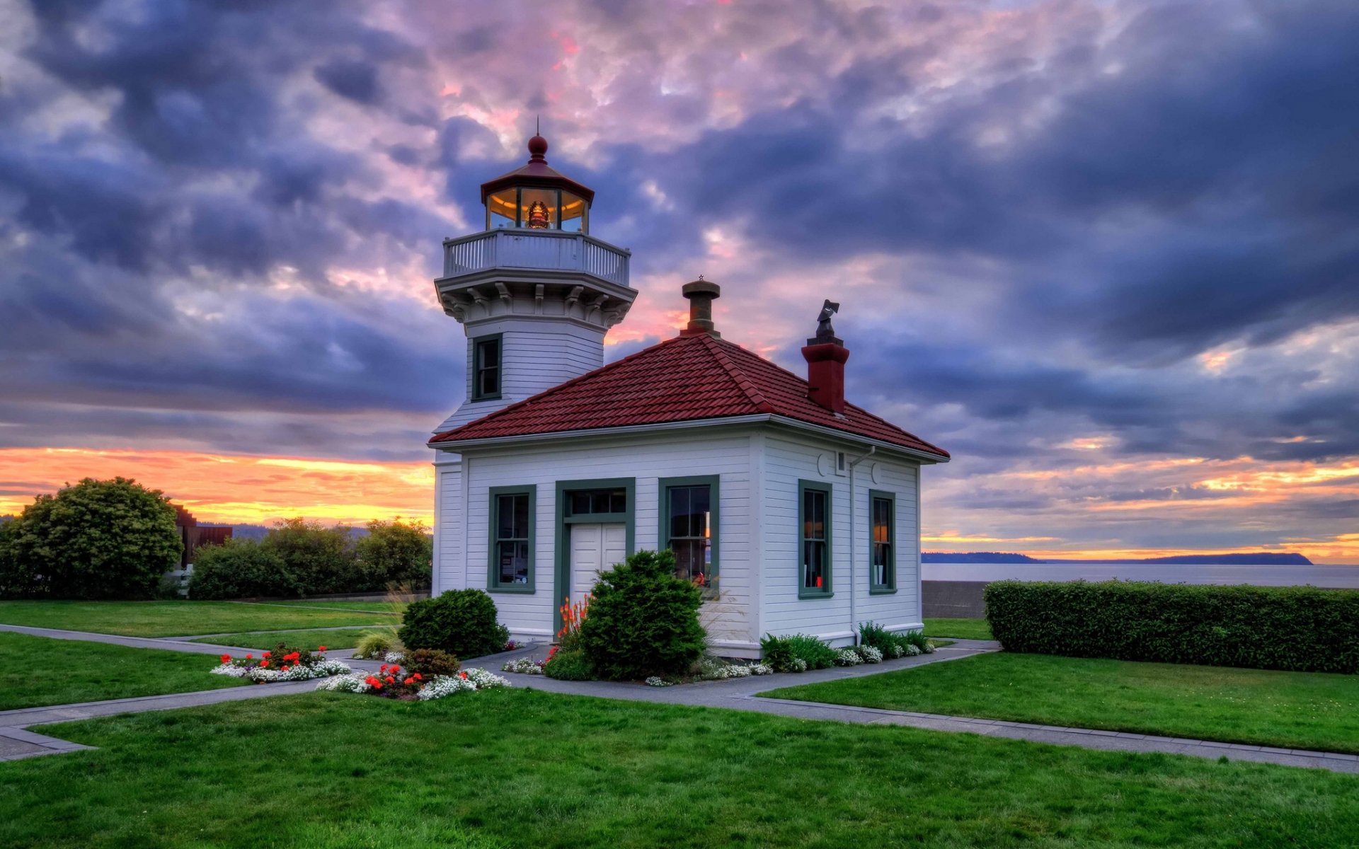 mukilteo faro clinton washington bahía de tulalip faro puesta de sol césped macizos de flores flores arbustos costa