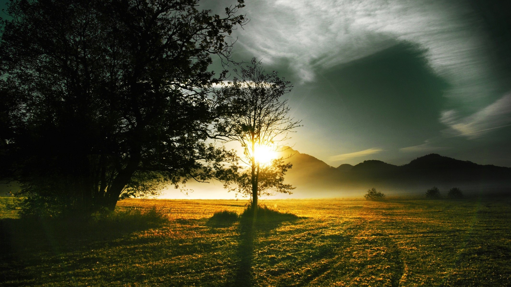 matin soleil champ montagnes