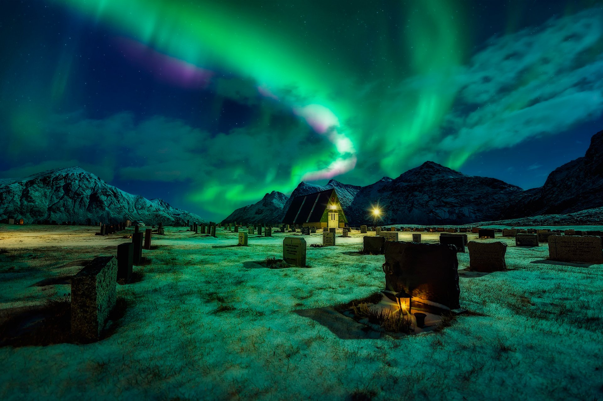 cimetière aurores boréales montagnes nuit lanterne