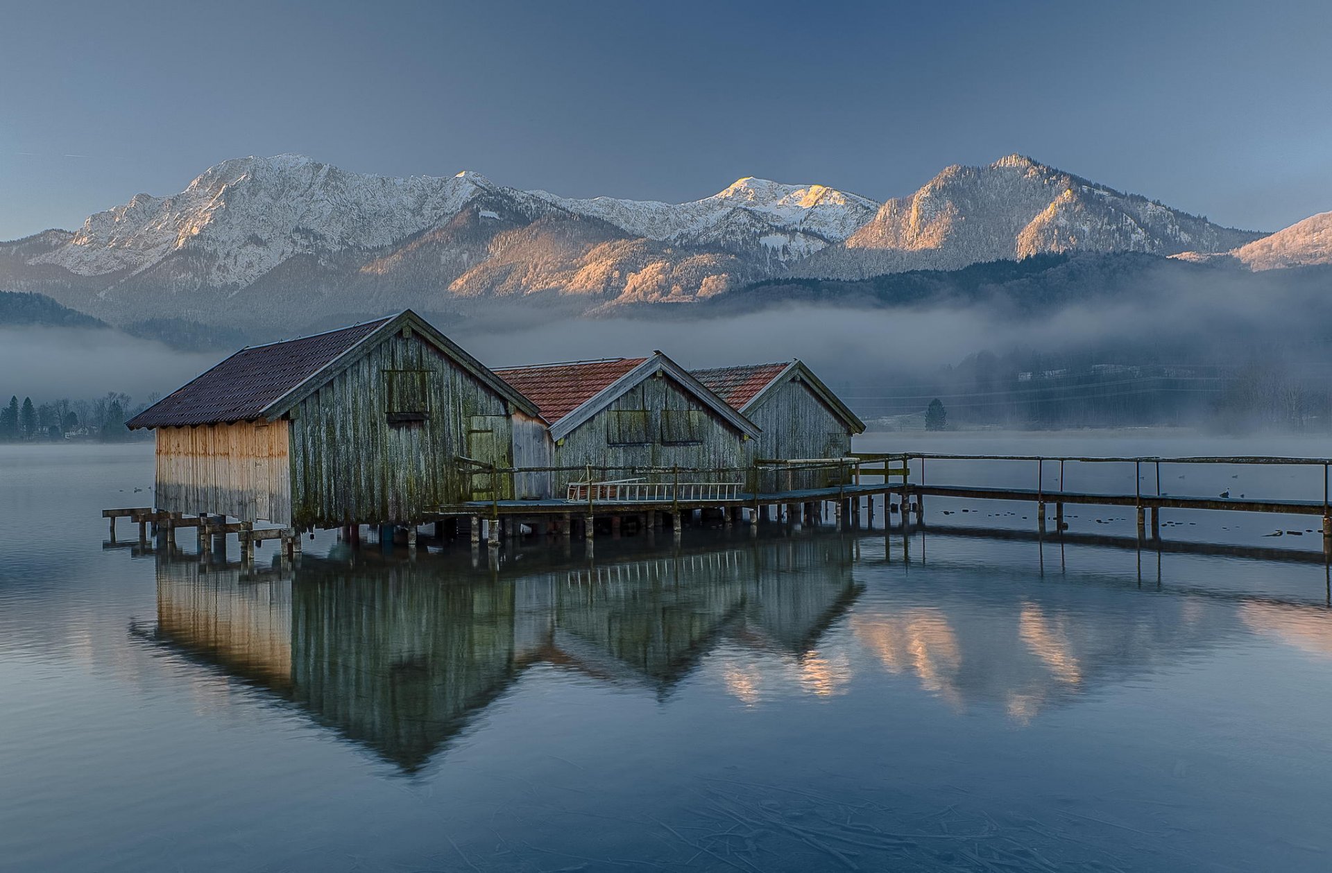 lago montañas neblina invierno casas de botes