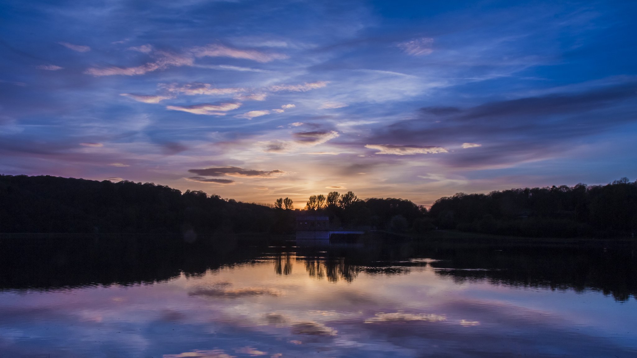 reino unido inglaterra embalse costa bosque árboles tarde puesta del sol cielo nubes reflexión