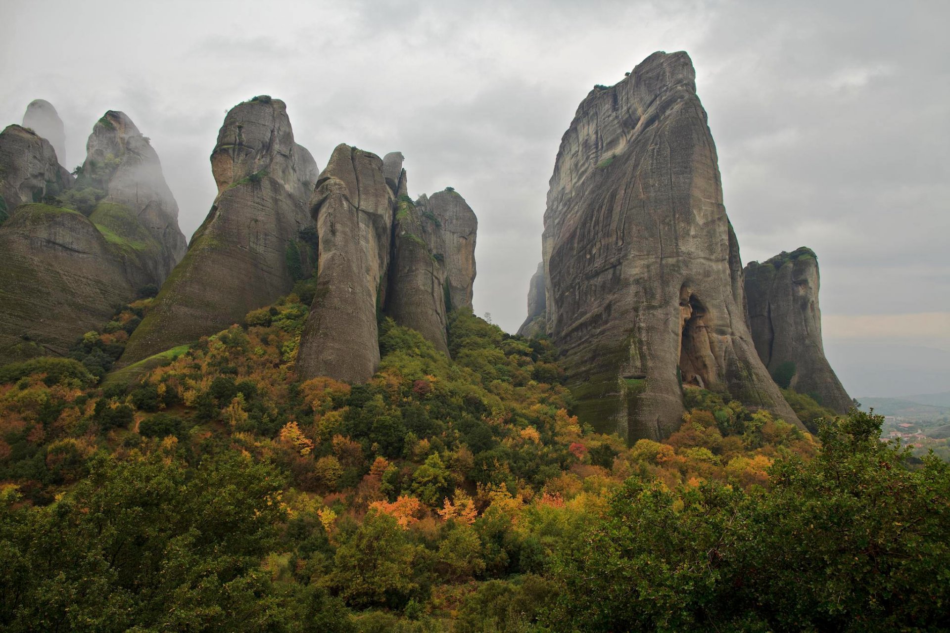 griechenland meteore berge felsen himmel wolken bäume herbst