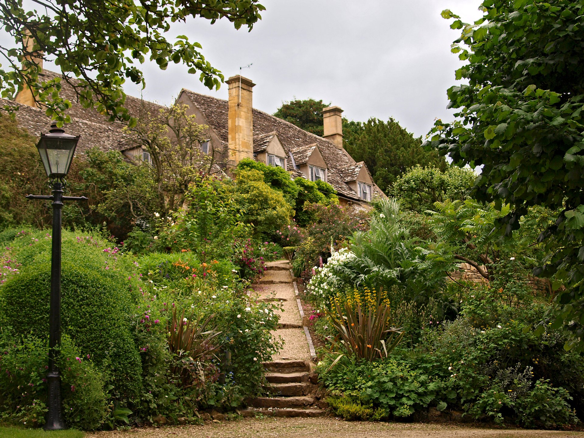 inglaterra jardín tewkesbury linterna arbustos naturaleza foto