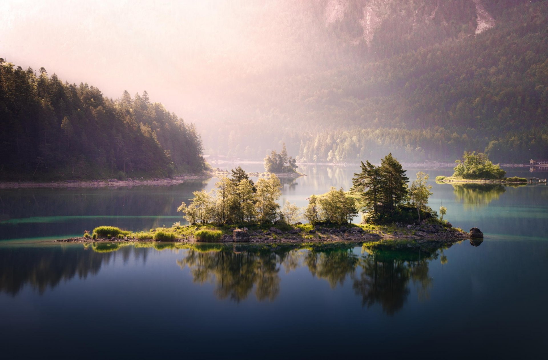 lago montagne foresta alberi isolotti