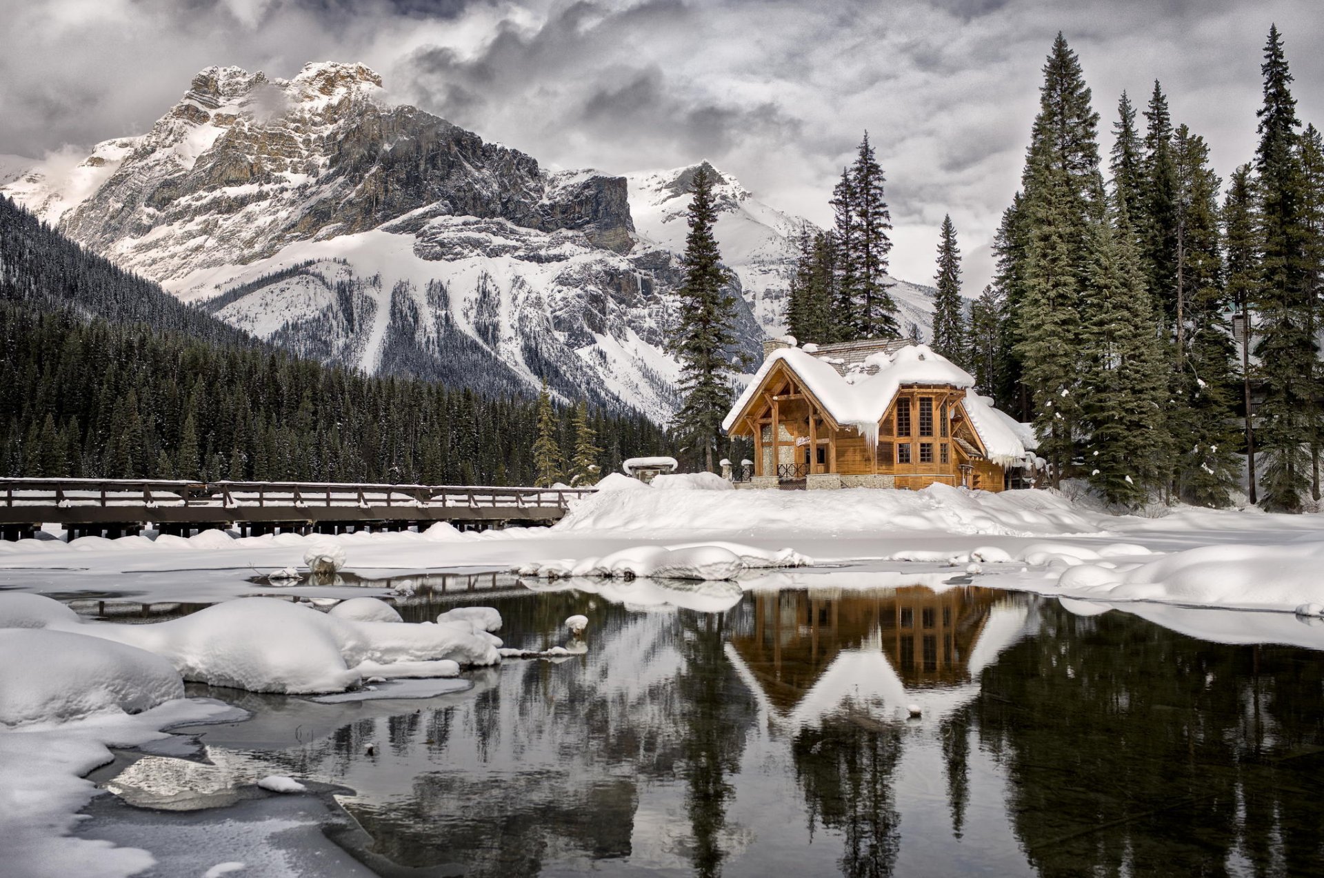 invierno nieve montañas árboles cabaña lago puente