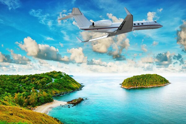 Fliegendes Flugzeug über einer tropischen Insel