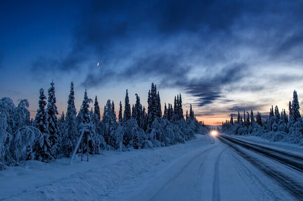 Coucher de soleil d hiver avec la route pour les voitures