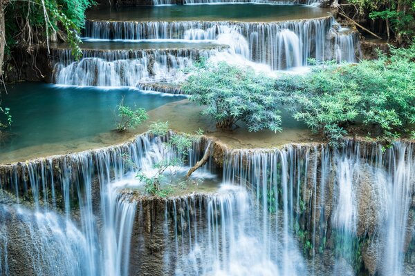 Naturaleza. Hermosa cascada en cascada