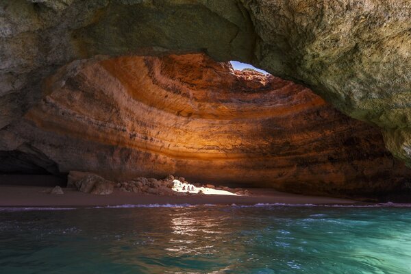 In Portogallo, C è una grotta segreta sulla spiaggia Dell Algarve