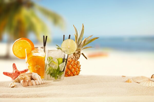 Cocktails tropicaux d été sur fond de sable et de mer