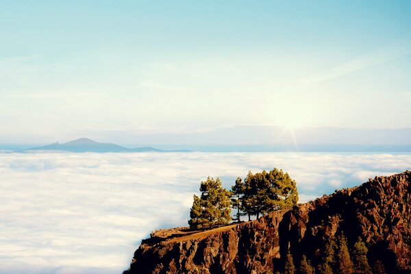 Acantilado por encima de las nubes