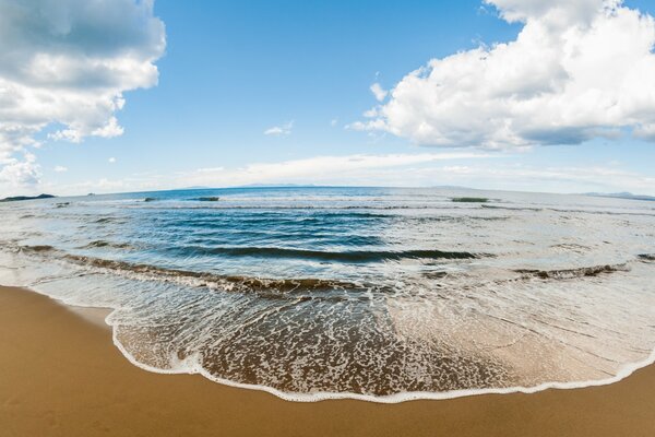 Spiaggia di sabbia acqua bianca