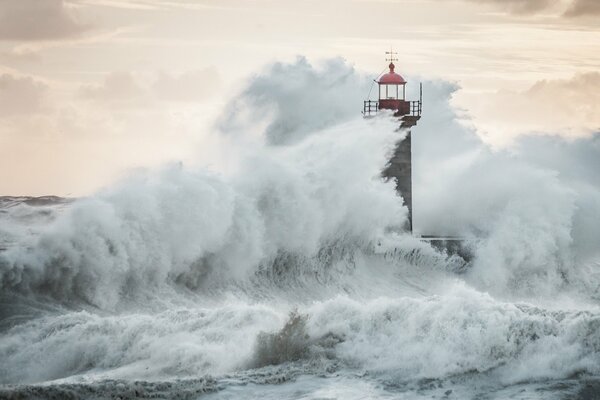 Leuchtturm-Turm im stürmischen Meer