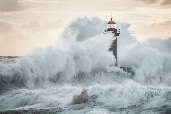 Torre del faro en mar de tormenta