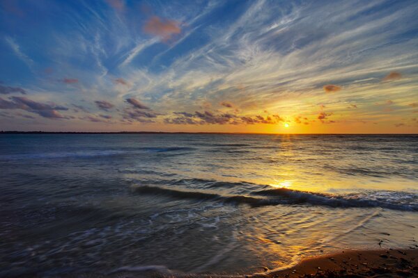 Schöner Sonnenuntergang am Abend am Meer