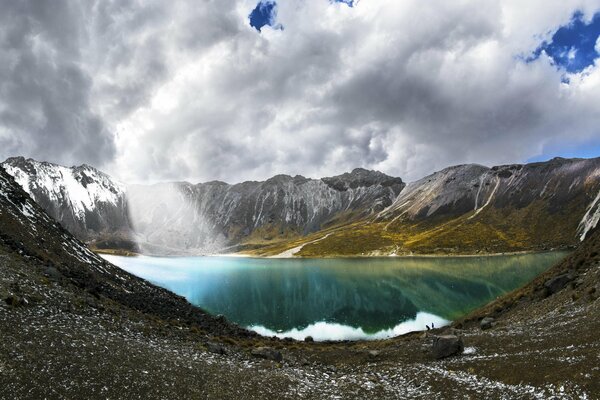 Bergsee Natur und Wolken