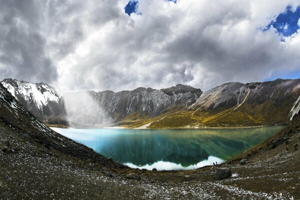 Lago de montaña naturaleza y nubes