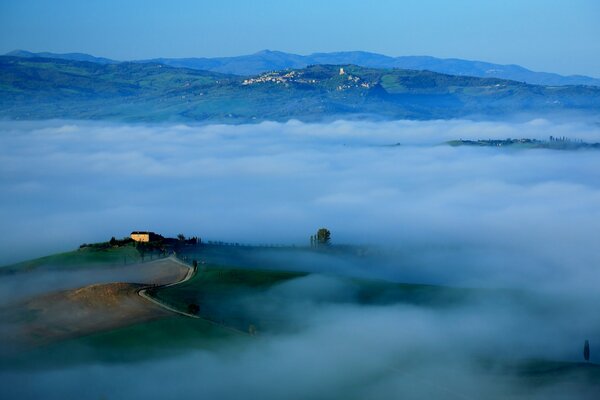 Brouillard dans les montagnes, route de la maison