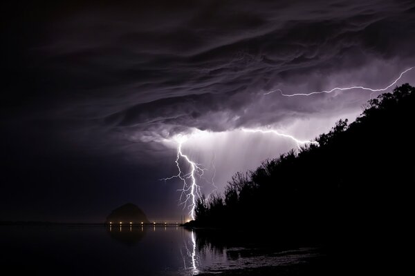 Cielo gris y tormenta por la noche en la playa