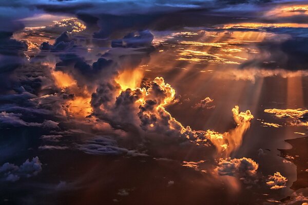 Lichtstrahlen brechen durch schwere Wolken