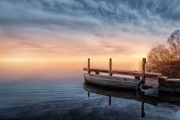 A lonely boat on an old pier