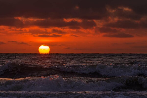 Roter Sonnenuntergang über der Meeresoberfläche