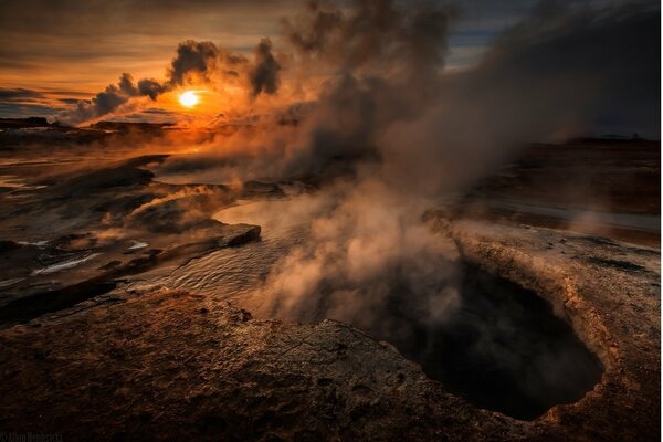 Tramonto sul cratere del vulcano