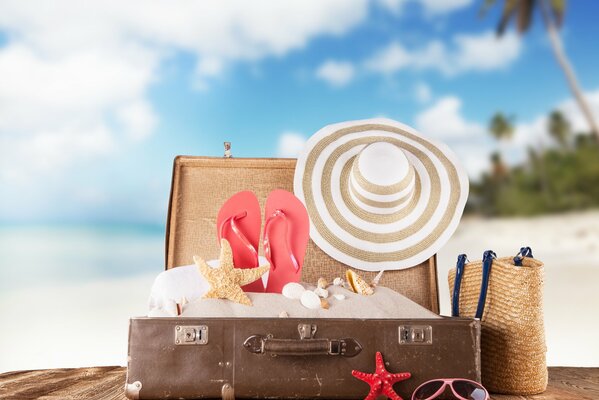 Koffer für den Sommerurlaub am Strand