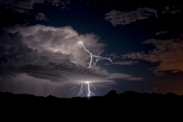 Coup de foudre dans le ciel nocturne