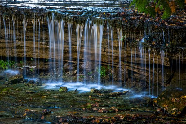 Малегький водопад камни листья