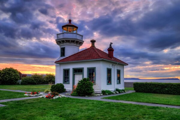 Casa con faro en una zona pintoresca