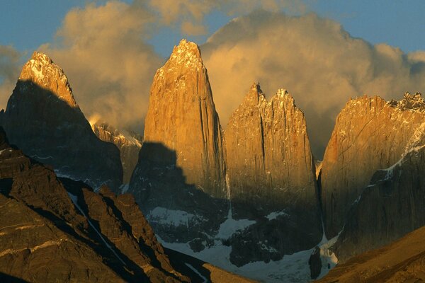 Las cimas de las montañas se elevan hacia el cielo