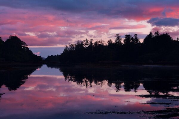 Coucher de soleil pittoresque sur les rives du lac de la forêt Irlandaise