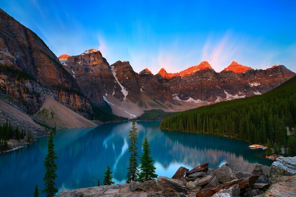 Lago azul en las montañas