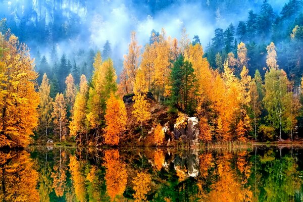 Montañas bosque otoño lago