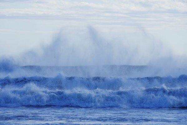Dreifache Meeresschaum-blaue Wellen mit einem Haufen kleiner Spritzer