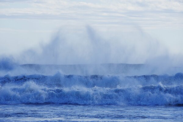 Vagues bleues de mousse de mer Triple avec un tas de petites éclaboussures