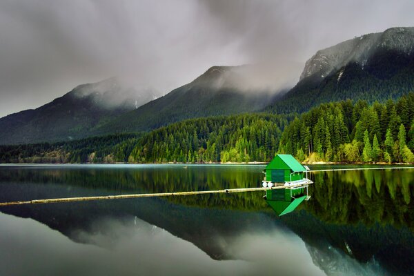 Paisajes del lago Capilano en la Columbia británica en medio de montañas y bosques