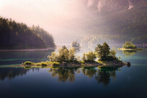 Isolotti coperti di foresta nel mezzo di un lago di montagna