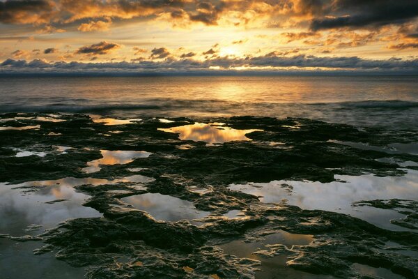 Piękny brzeg morza o zachodzie słońca