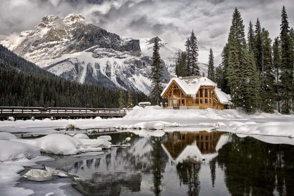 Naturaleza invernal . cabaña junto al lago