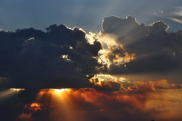 La lumière dans les nuages. Rayon de soleil