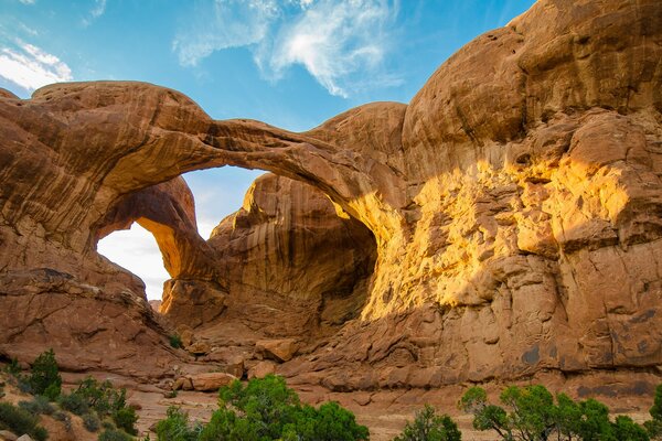 Die Felsen in der Wüste sind gelb gefärbt